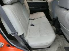 セカンドシートは分割可倒式なので使い勝手もよいです
