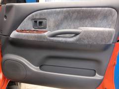ついつい蹴っ飛ばしてしまう運転席ドア内張りもご覧の通り綺麗な状態です。