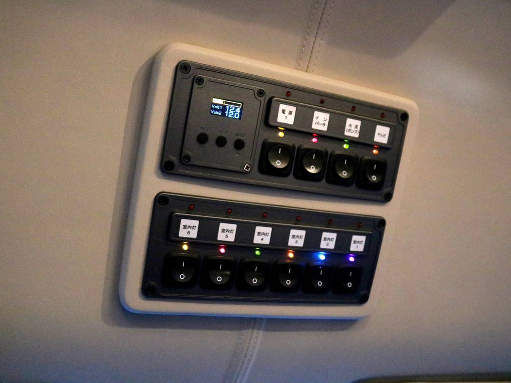 サブバッテリーシステムのメイン電源等はフロント天井部にございます！