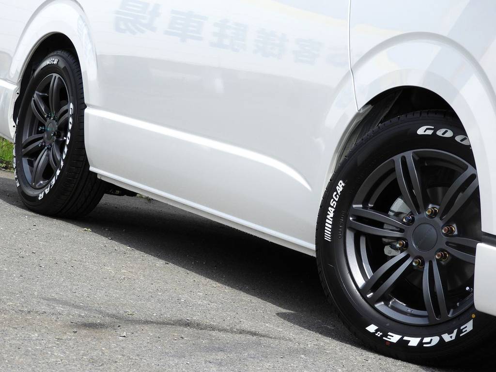 ホイルがマットなグレーなので、鉄板のホワイトレターも引き締まりますね！