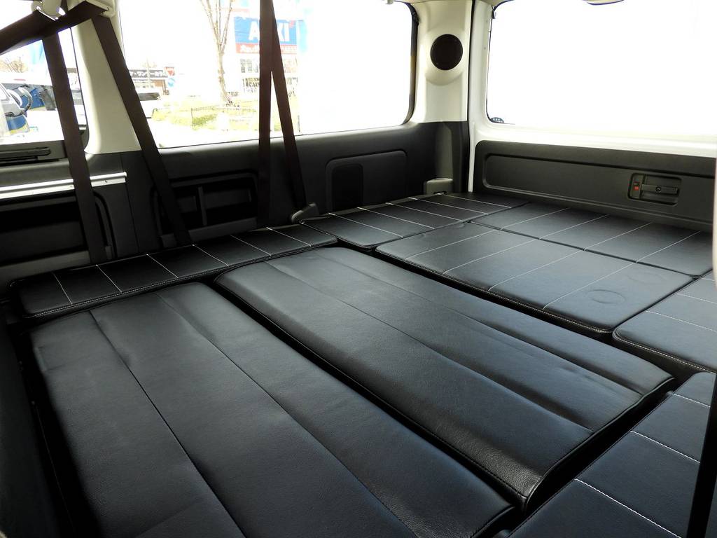 シートアレンジ車ですから当然、フルフラットベッドにもなります！！　Ｄピラーに移設されたスピーカーにもご着目ください！