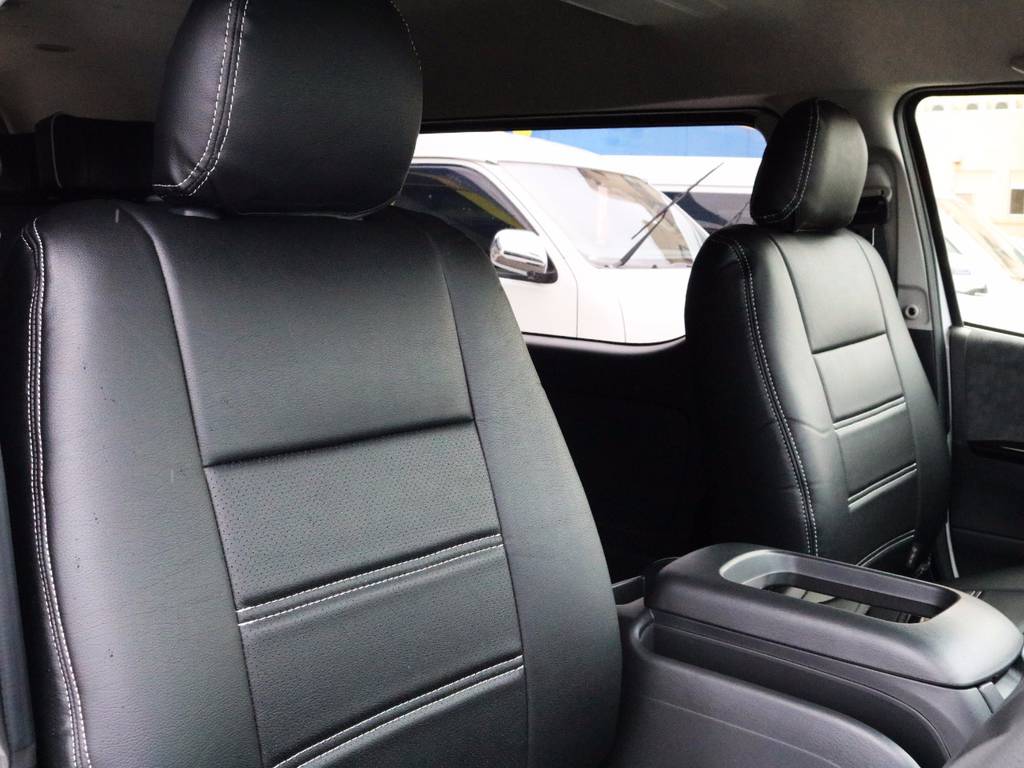 運転席シート、黒革調シートカバー付き！