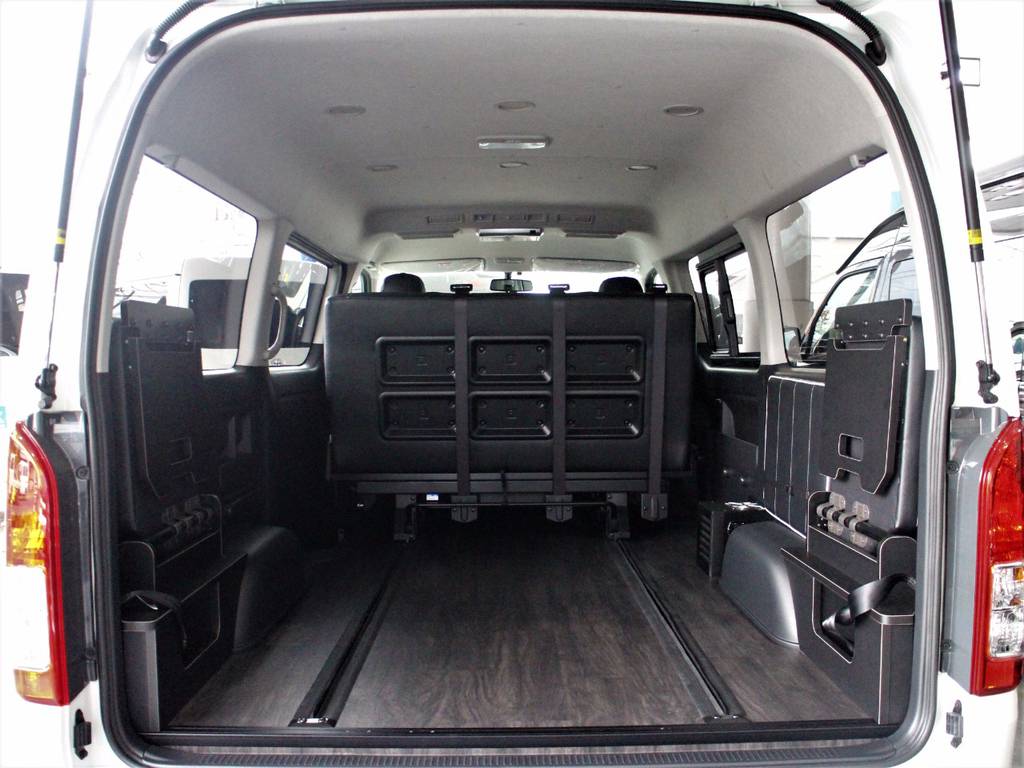 シートを折りたためば荷室としてもご利用頂けます！