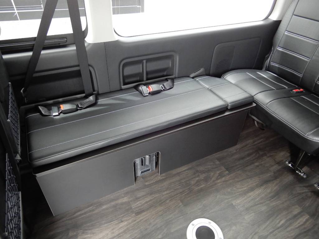 運転席側のベンチシートに、２名の定員がございます！