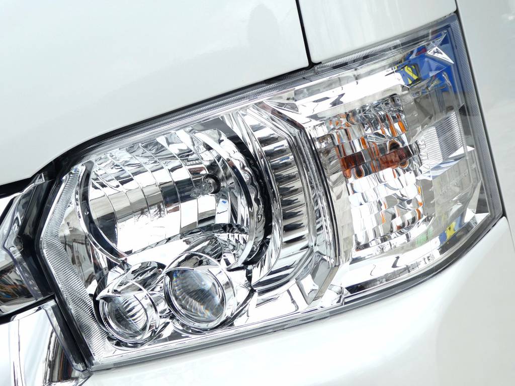メーカーオプションのＬＥＤヘッドライト完備！