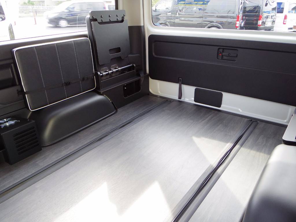 運転席の後ろからリアのハッチまでスライド出来るレール付きです！