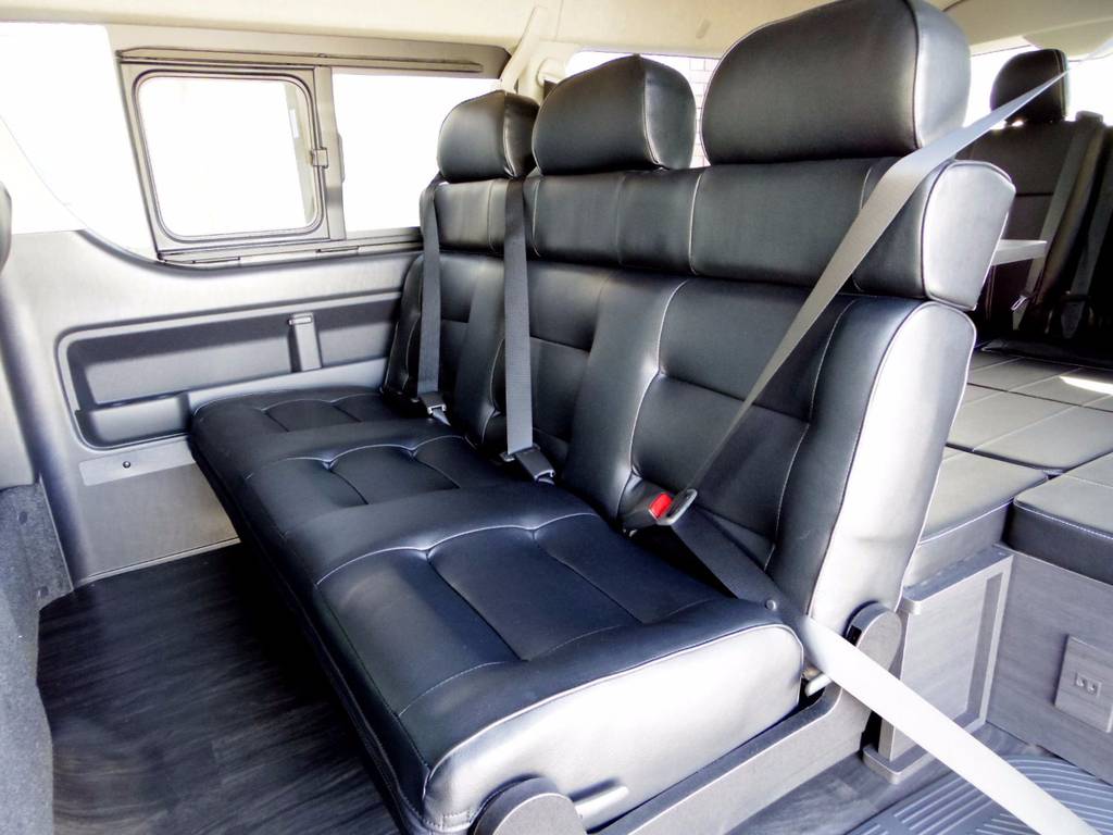 3人掛けの成型シート！前向き、後向き、フルフラットが可能なシートです！