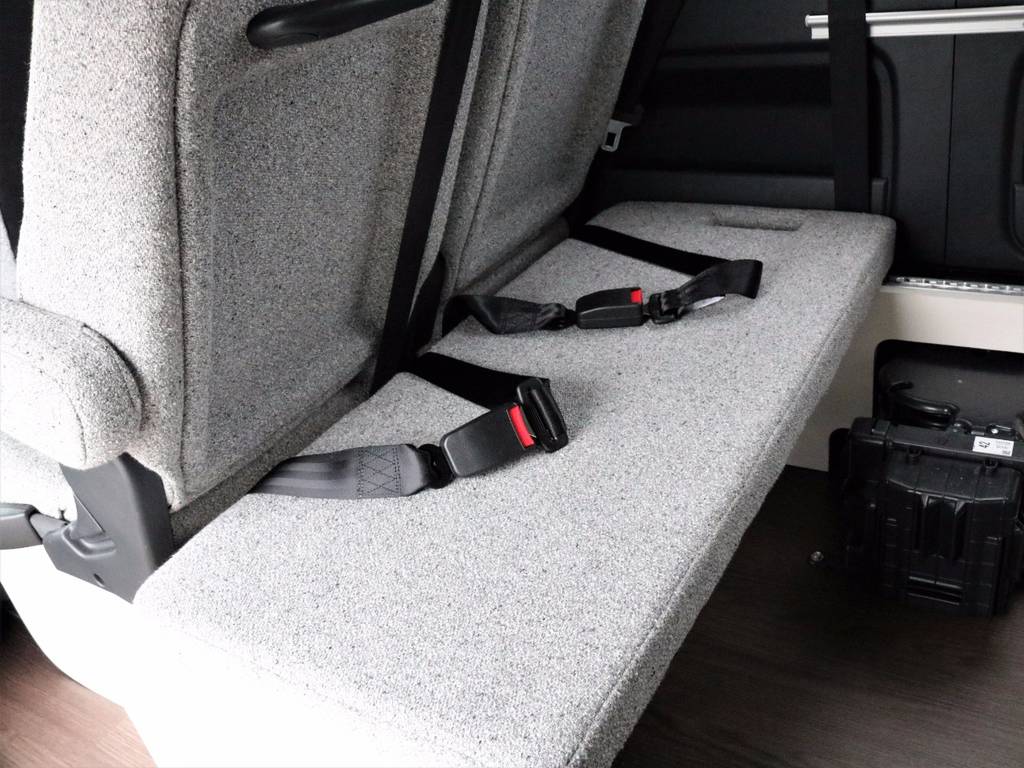 ２人分のシートは後ろ向き座席を採用！