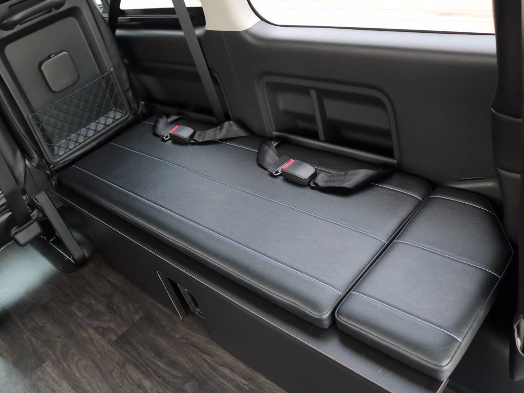 運転席側ベッド家具には横乗り２名の定員がございます♪
