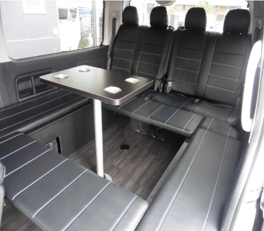 テーブル付きなので車内でランチだって出来ちゃいます！！