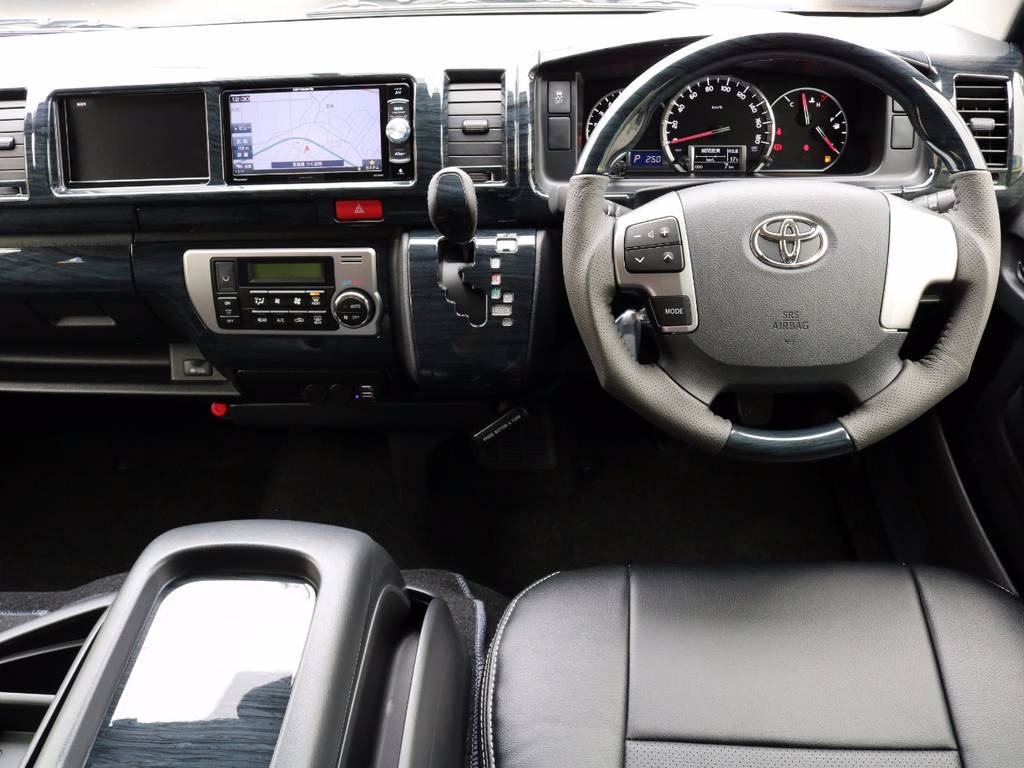 高級感溢れる室内空間♪黒木目パネル、ステアリング、シフトノブ！