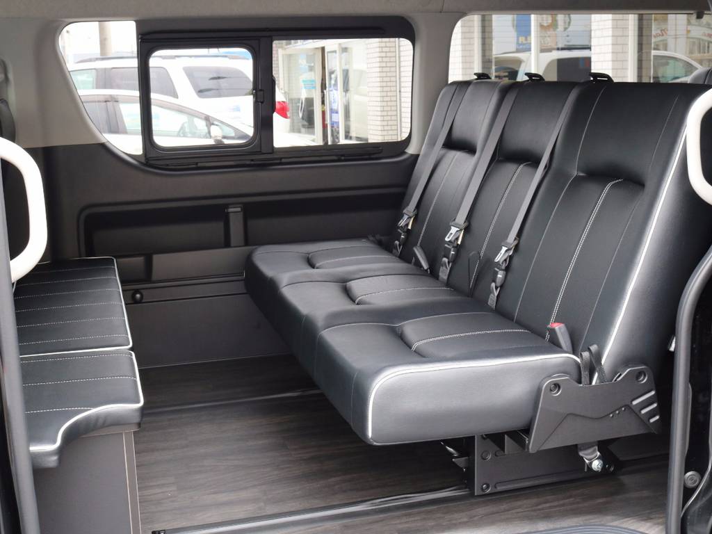 セカンドシート、スライドレール付きなので足元広々！