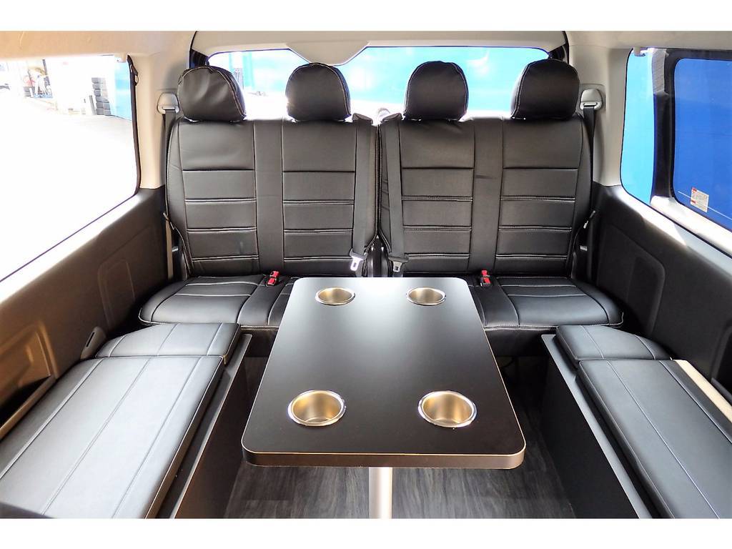 車内で食事ができるテーブルも標準装備です！テーブルの脱着は、ネジ式の為簡単に取り外し可能です！コの字の座席で楽しい時間を過ごしませんか？