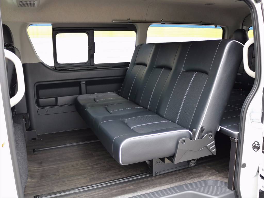 ゆったり乗車が可能な大型のセカンドシートはロングスライドが可能です♪