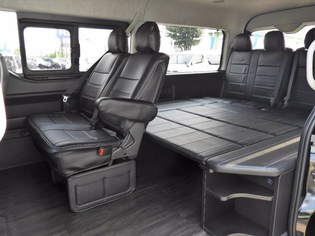 前向き８名乗車＋ベッドやテーブルを囲むピクニックスタイルなど多彩なアレンジが可能な人気のモデルです♪
