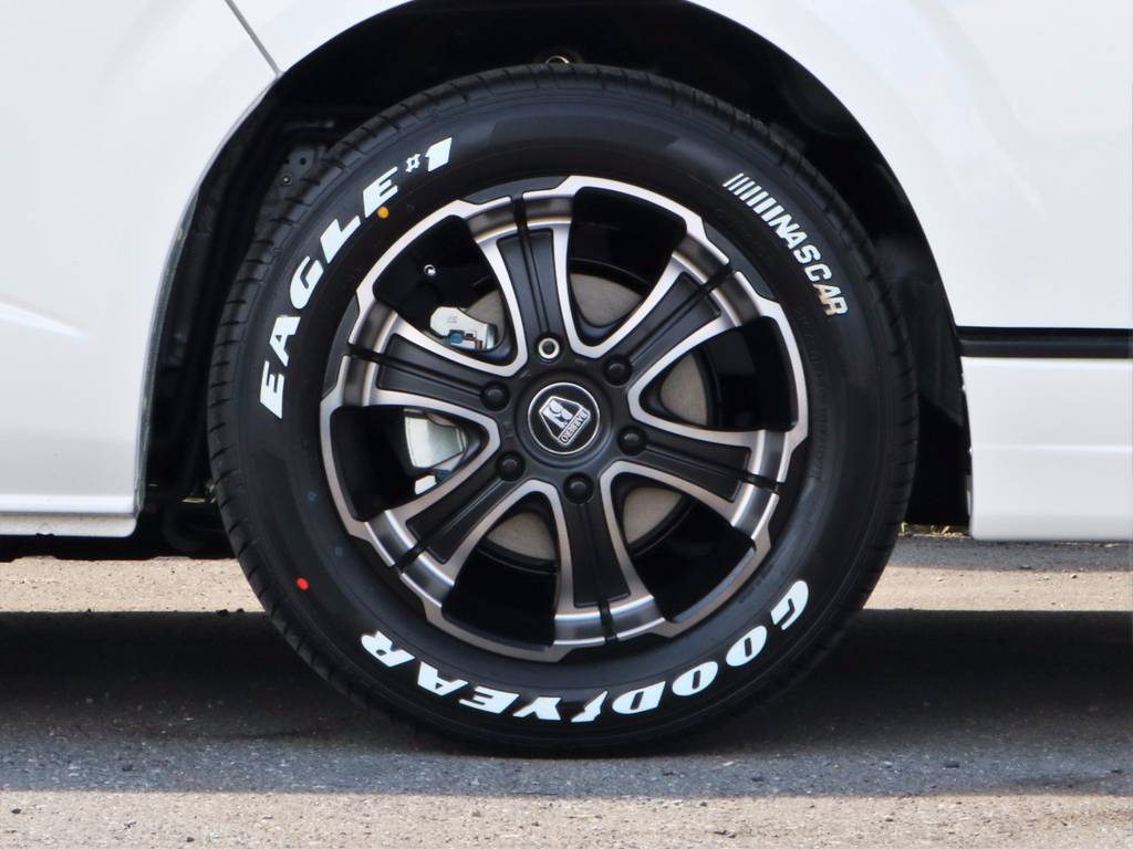 ホイルは、ＦＬＥＸ限定カラーのバルベロ１７inアルミ★ホワイトレター入りＧｏｏｄｙｅａｒナスカータイヤとの相性も◎