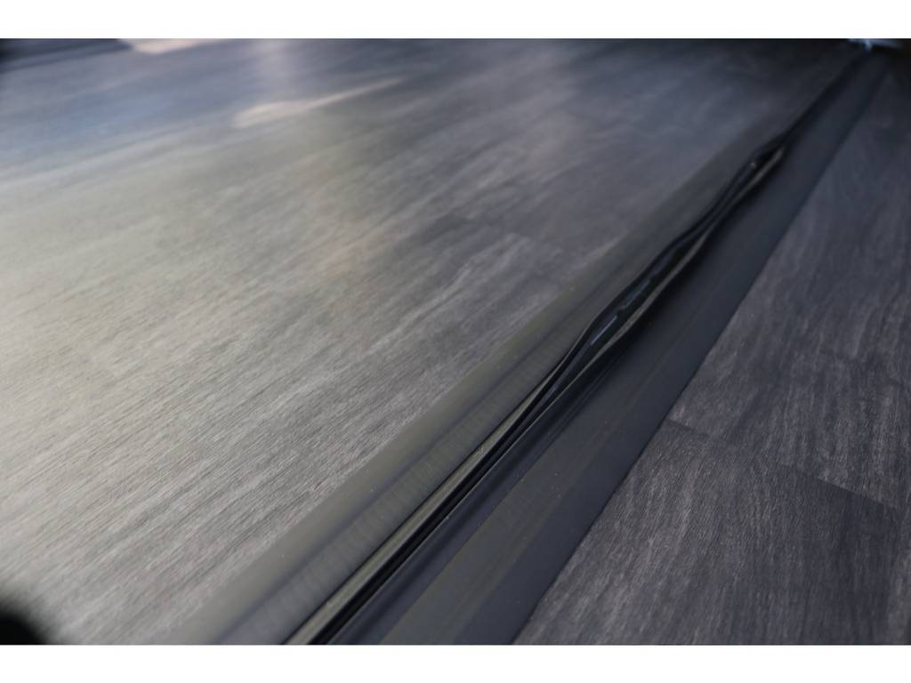 高級感のある黒木目調重歩行フロア施工済み！車内移動もお掃除も楽ちん！
