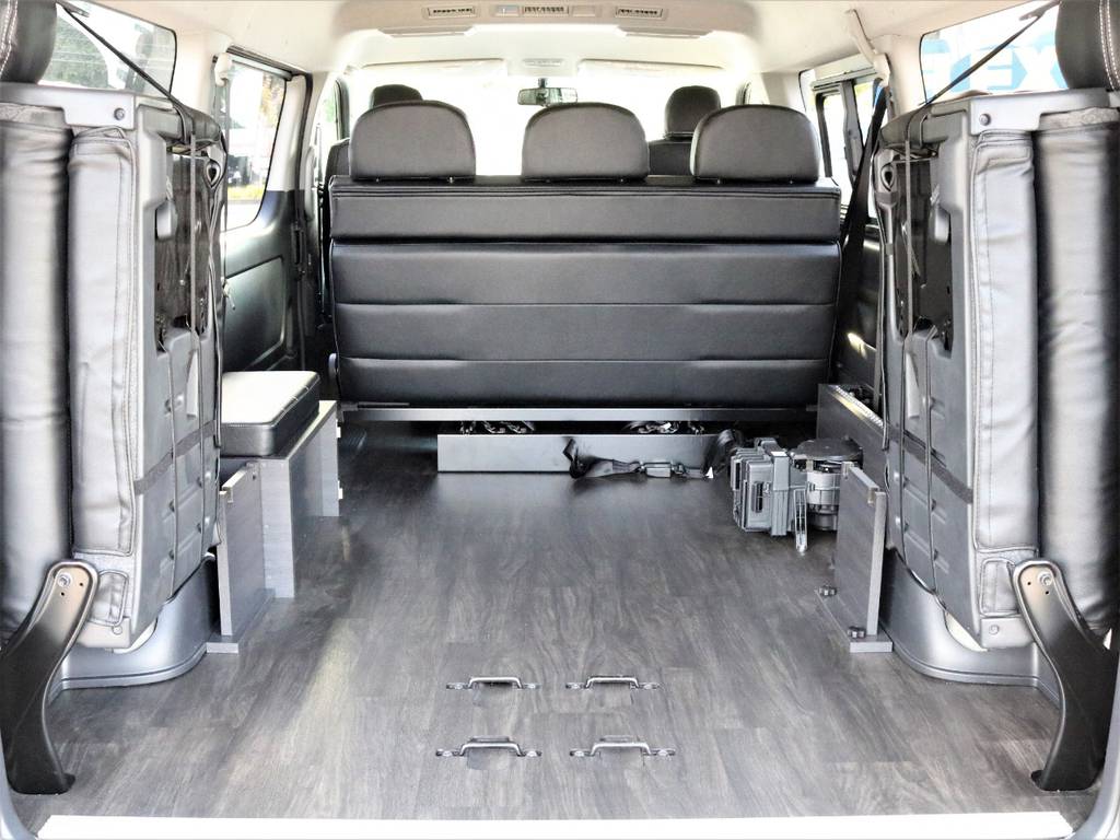 ４列目シートを跳ね上げてこんなに広々！荷物をたくさん積む事が出来ますよ！