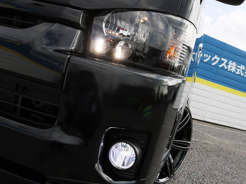 メーカーオプションＬＥＤヘッドライト＋ＦＬＥＸオリジナルＬＥＤフォグランプ！ヘッドライトはインナーブラック加工済み♪