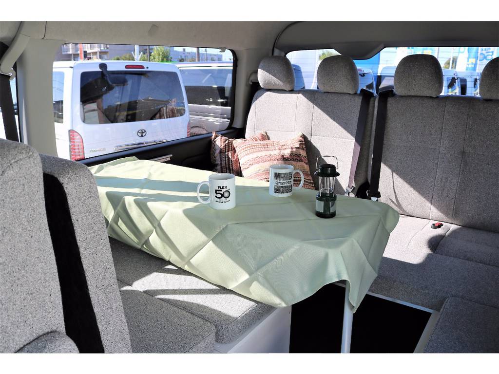 停車中にご利用いただけるテーブルもございます。囲んで座れる事も出来ます。