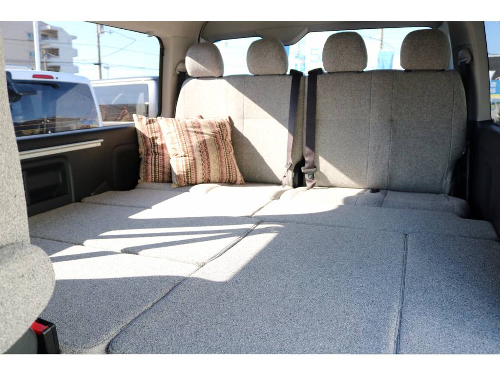 幅も広くダブルベッドの様にお使い頂けるベッドキットにもなりますので車中泊にもぴったりです。