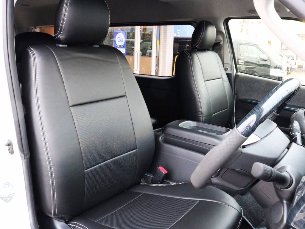 運転席シート、黒革調シート！