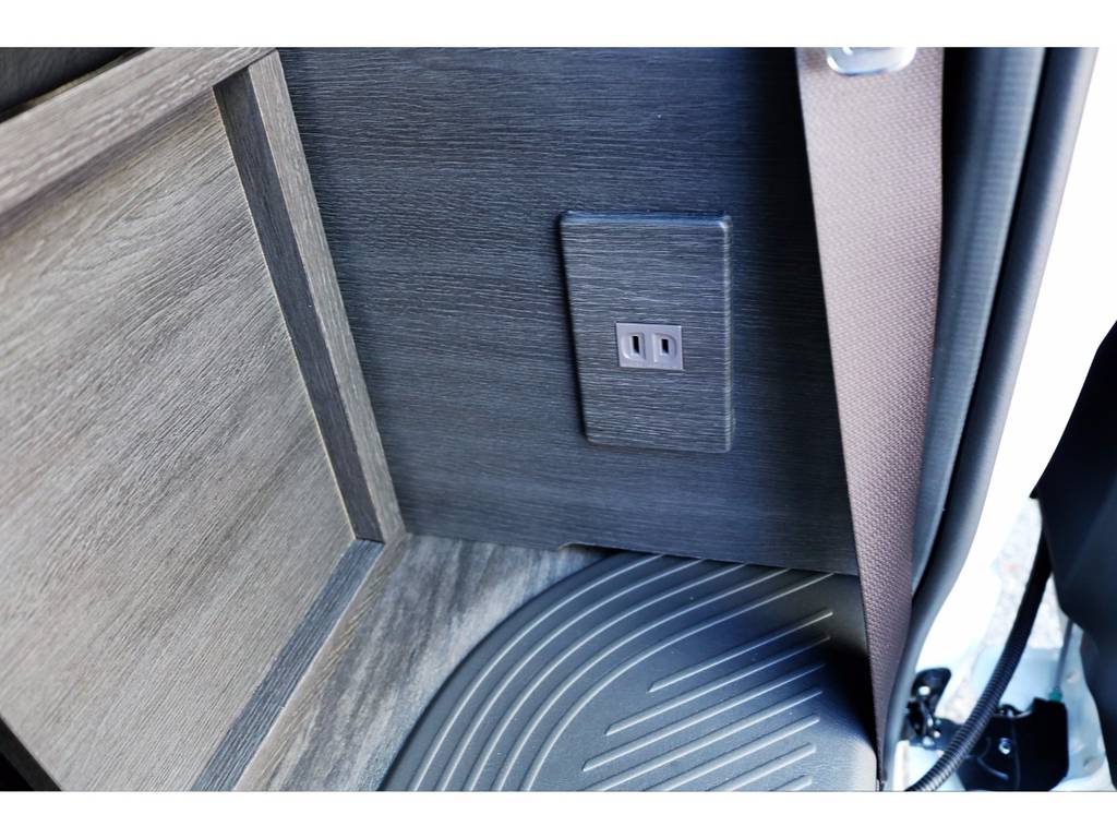 フルフラット時に役に立つ位置にAC100V電源が取り付けてあります！