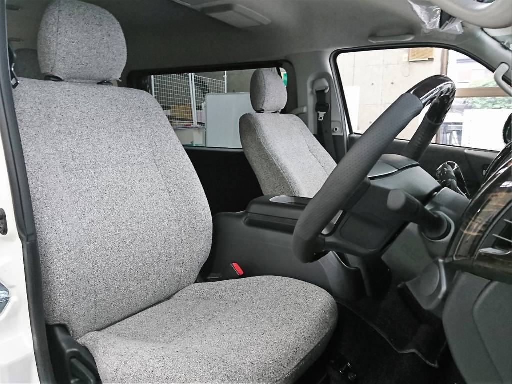 触り心地の良いシート表皮を使用しております！マホガニー調のインテリアも使用しています！