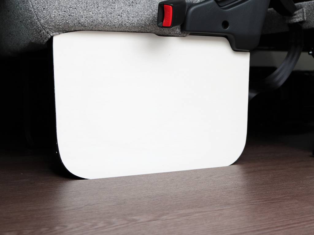 黒、灰系色を多く使用することの多い内装ですが、白や茶系の色でまとめてあります！