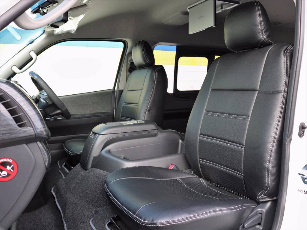 フロントシートもレザー調シートカバーを装着！