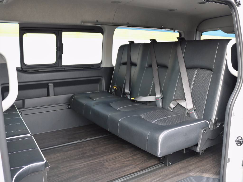 ２、３列目は大人3人がゆったり乗れるシートに変更済み！