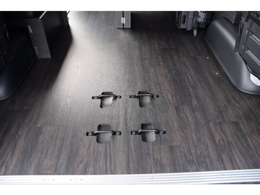 黒木目調の重歩行用フロア施工♪