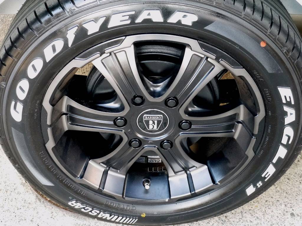 足元にはフレックスオリジナルカラーのバルベロ ワイルドディープス１７インチアルミにナスカータイヤをインストール！！