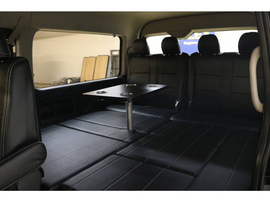 テーブル付き！車内も快適です！