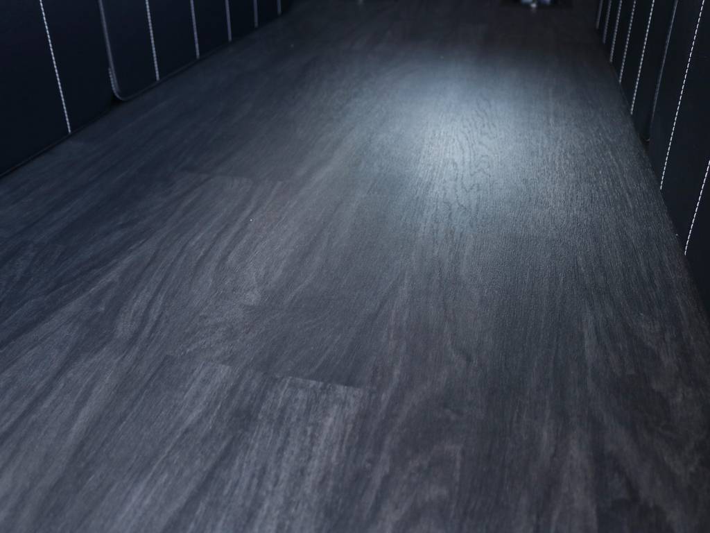 全面黒木目調重歩行フロア施工済み！