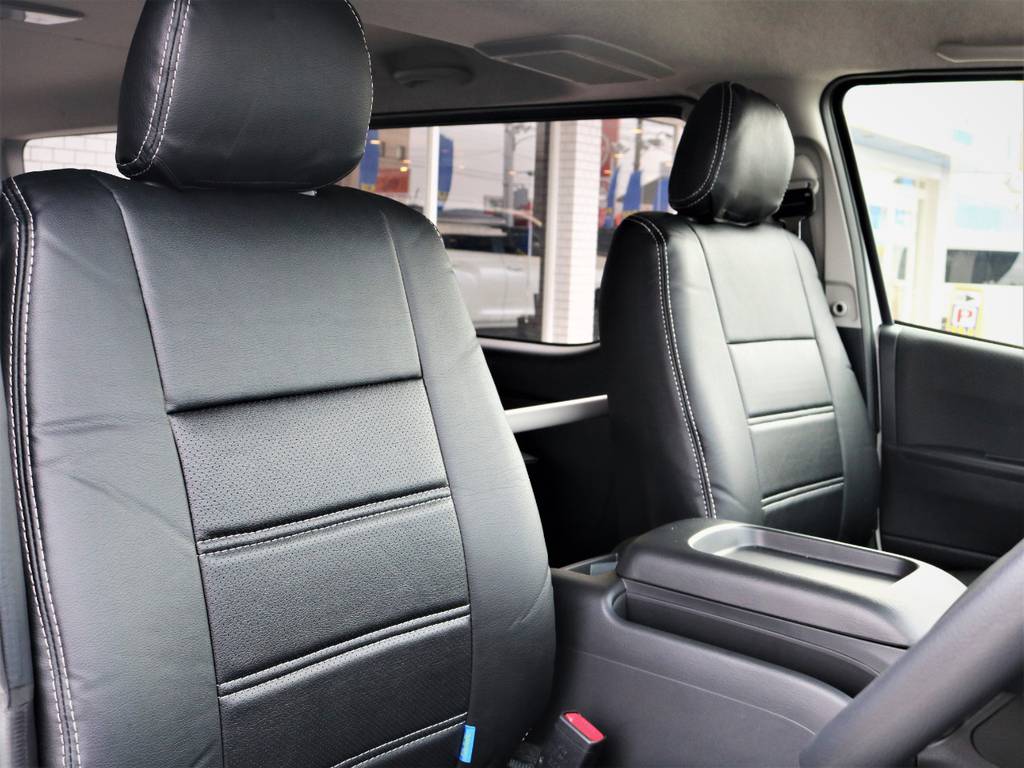 運転席シート、黒革調シートカバー付き！