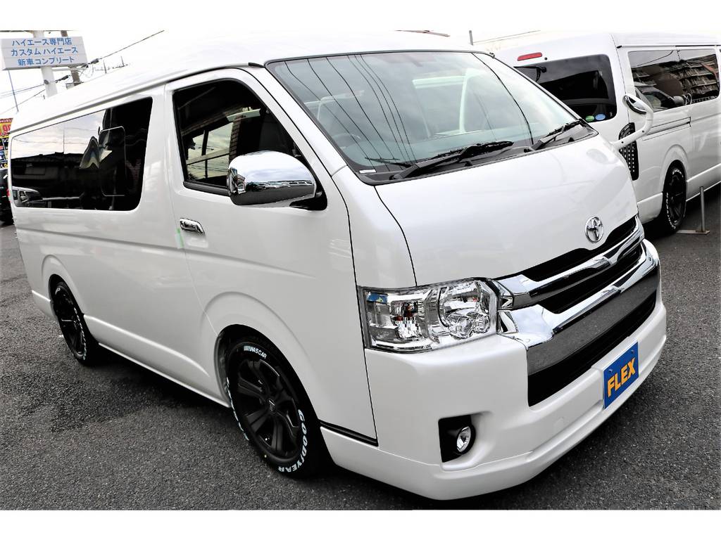 前向き9人、後ろ向き1人の計10名乗車です！もちろん、普通自動車運転免許で運転可能です！