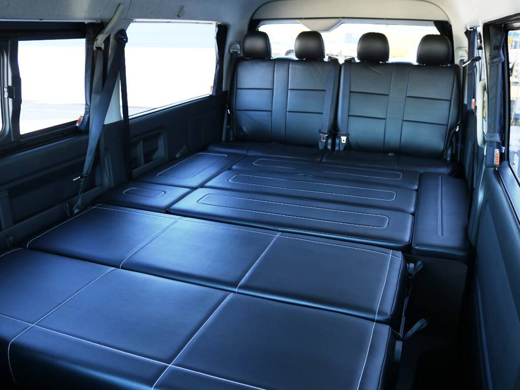 フルフラット展開時の状態！ハイエースの車内空間が丸ごとベッドに♪