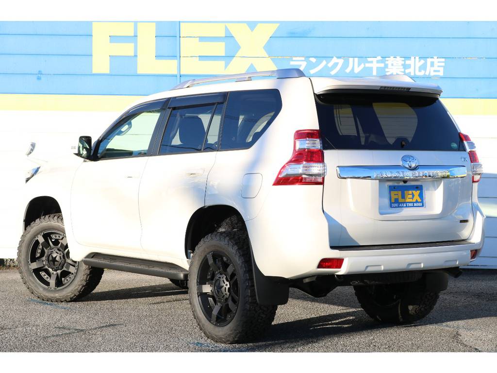 納車後も同じ敷地内に自社工場完備しておりますので、カスタム・車検・などもお気軽に御相談下さい。