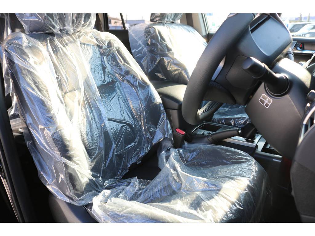 当店の車両は全て仕入れ→車両チェック→カスタマイズ→ルームクリーニングを行い、一台一台愛情を込めて仕上げてお客様に販売させて頂いております。