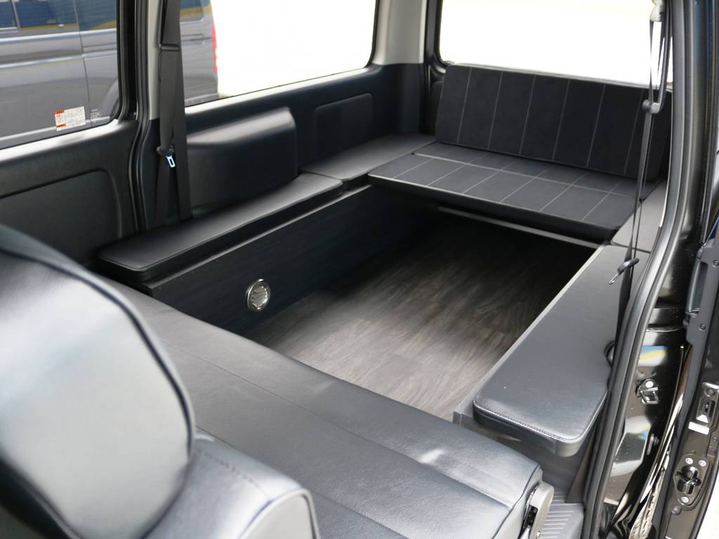 対座展開時は車内空間をリビングの様にお使い頂けます♪