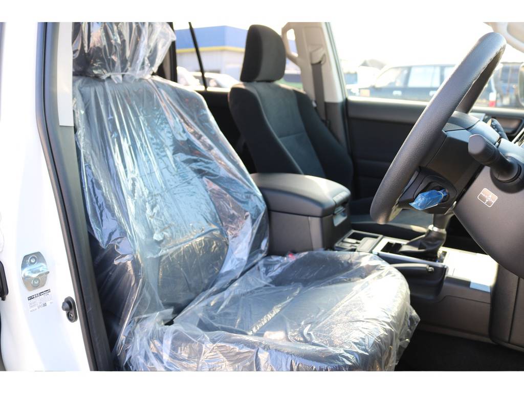 新車ですので内装もきれいな状態です！純正フロアマット付きです。