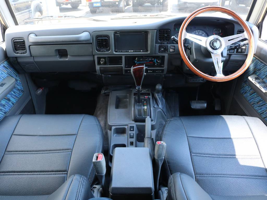 広々したインパネに大きなFガラスで運転視界もグッド！