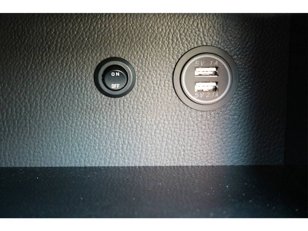 USBポートも完備しておりますので、携帯電話やスマートフォンの充電も車内で行えます！