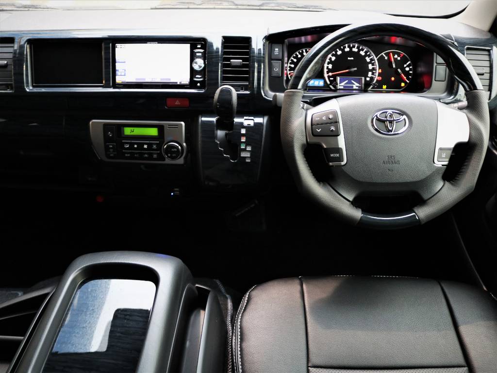 運転席周り！高級感溢れる室内！黒木目パネル、ステアリング、シフトノブ！
