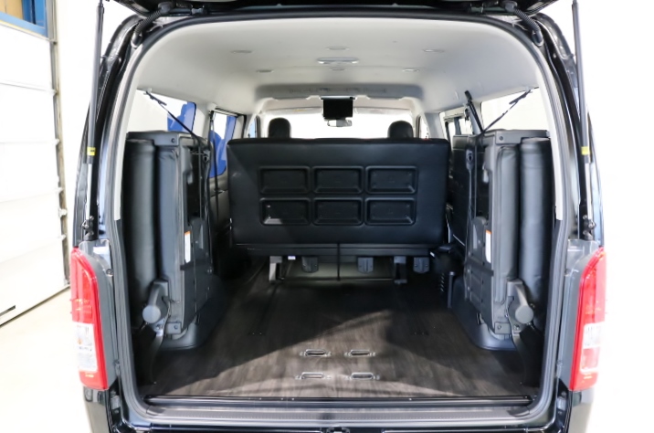 人も乗れて荷物も積めてしまう、アレンジの可能性は幅広い内装です！