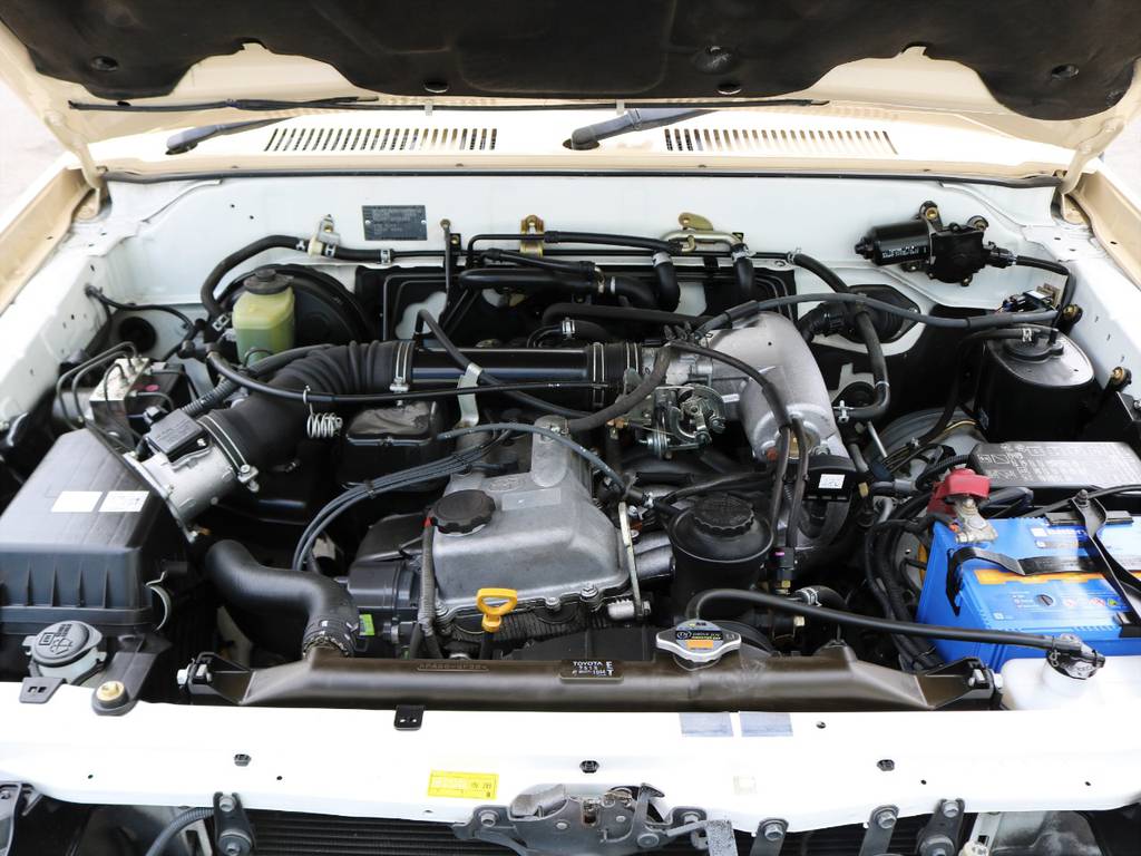 ハイラックスシリーズやハイエースなど幅広い車種に採用され、耐久性の高さで世界中から信頼を得ている２．７リッターガソリンエンジン！！タイミングベルト交換が不要な頑丈なエンジンです！