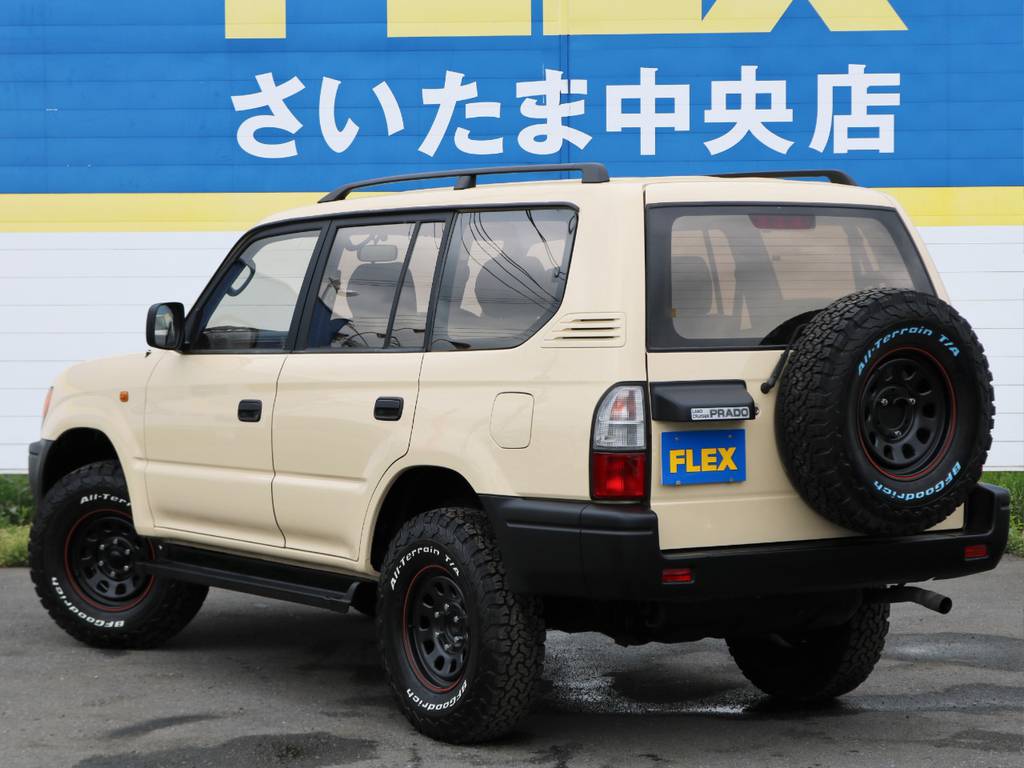 こう見えて、３列シート・８人乗りのお車です！普通のミニバンでは飽き足らないお客様にもオススメです（＾＾）／