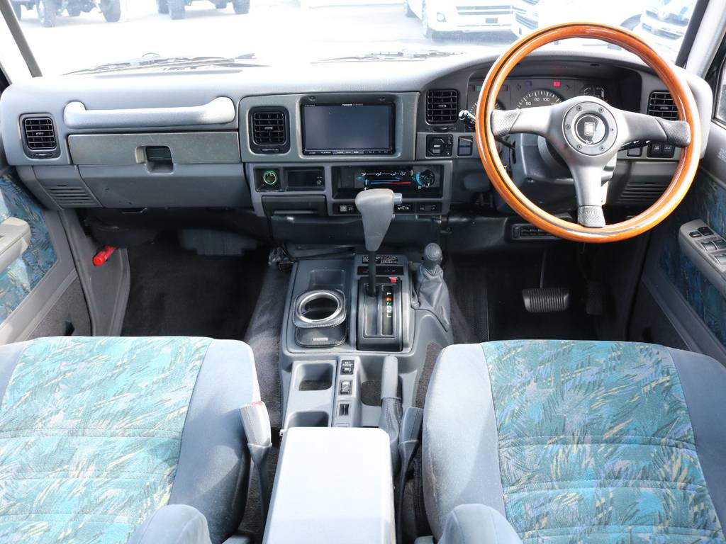 広々したインパネに大きなFガラスで運転視界もグッド！