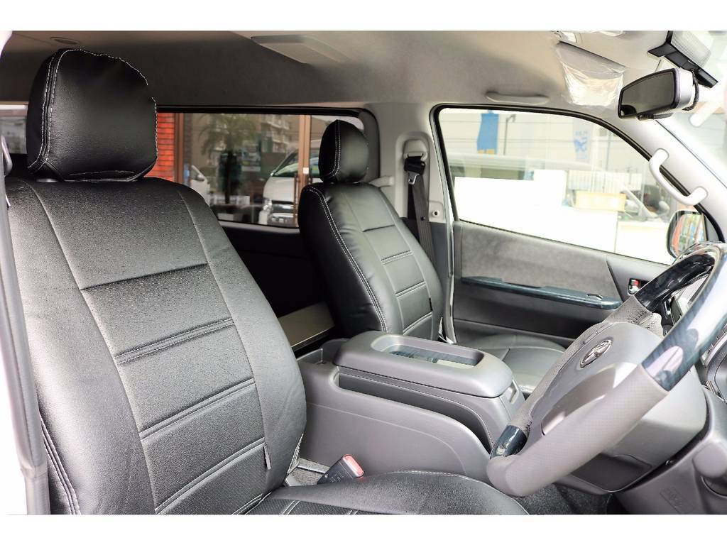 ハイエースワゴンならではの広々とした運転席！